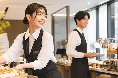 駅チカホテルの朝食ビュッフェホールスタッフ